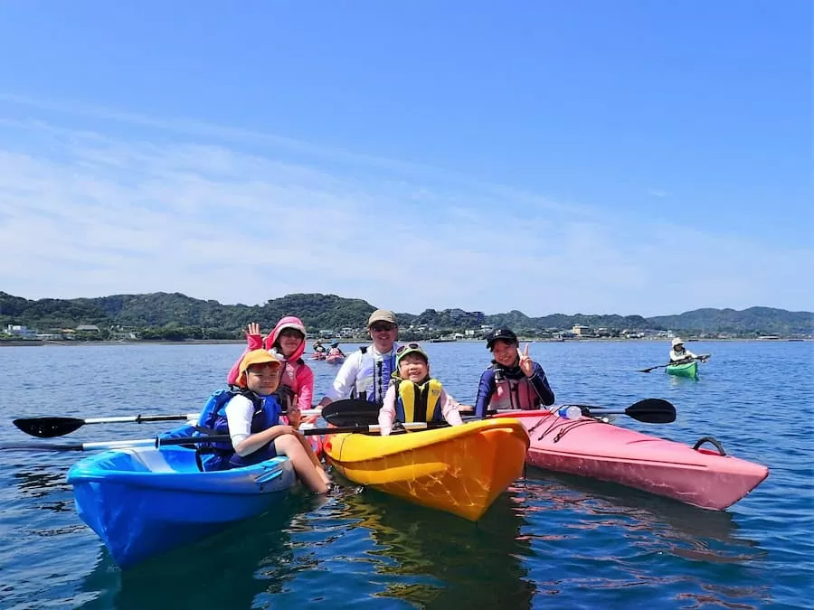 海の上で笑顔でポーズ